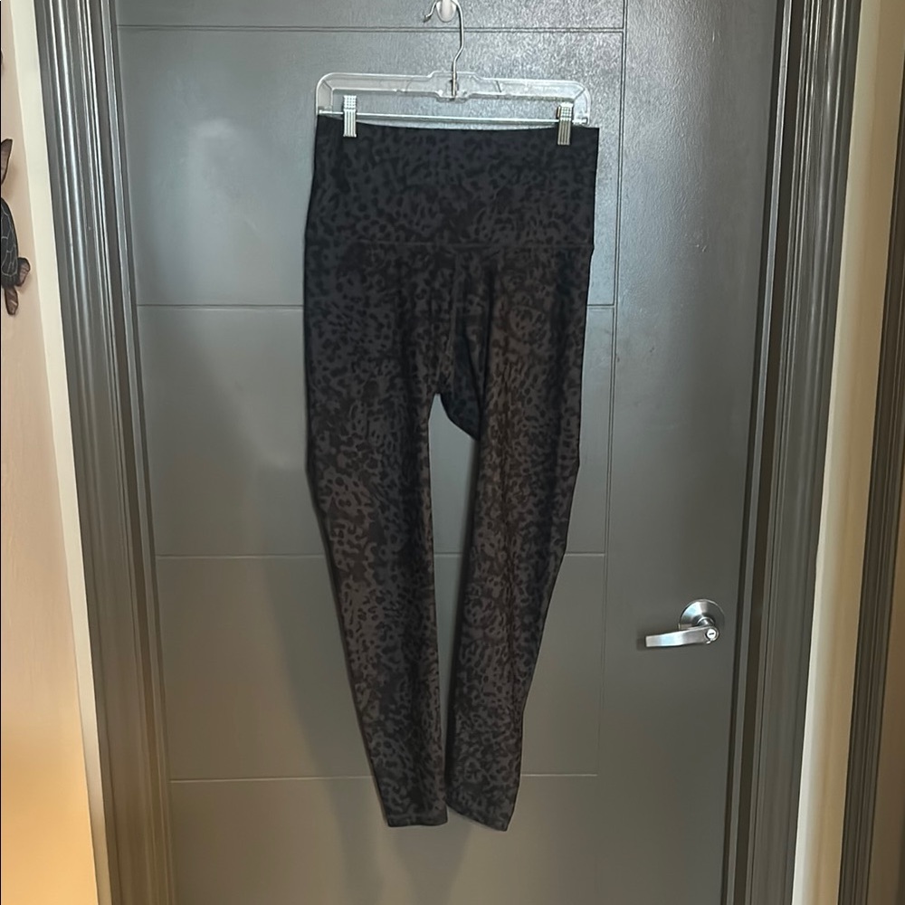 Old Navy Active Black/Gray Leopard Print Leggings